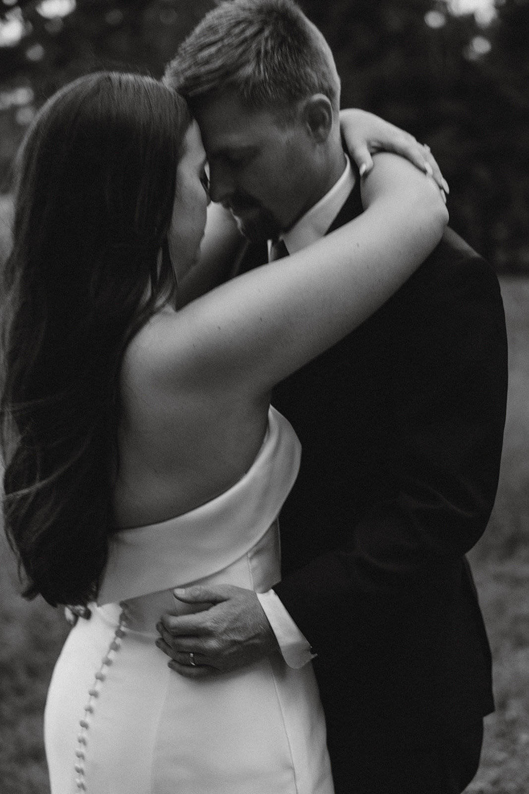 black and white bride and groom photo at oak and ivy in texas